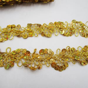 1,50 m schmale filigrane Posamentenborte gold mit Pailletten gold metallic  (2,5 cm breit) 6-4-26