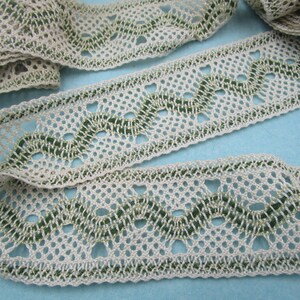 1,50 m breitere feine Klöppelborte beige mit Muster grün/gold (5,5 cm breit) 30-2-23