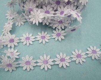 Bordure de marguerites blanche avec coloration lilas, 1,50 m plus large (2,5 cm de large) 39-9-23