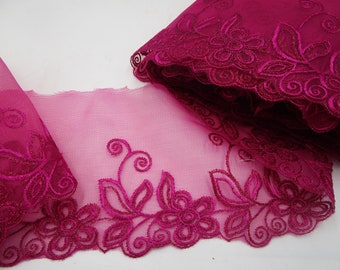 Bordure en dentelle filet plus large de 1,50 m avec bord festonné et broderie fuchsia à décor métallisé fuchsia (13 cm de large) 5-6-22