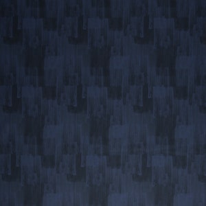 Op de afbeelding: Abstract patroon in tinten marineblauw. Het ontwerp bestaat uit verticale penseelstreken die een textuur creëren. Het donkerblauwe kleurenpalet geeft diepte en visuele interesse.