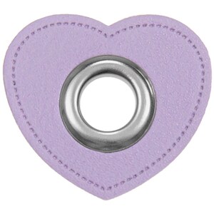 Peut inclure: Un patch en cuir en forme de cœur de couleur lavande avec un œillet argenté au centre.