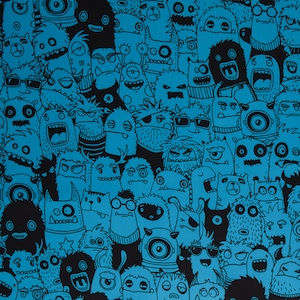 Op de afbeelding: Een blauwe achtergrond met een patroon van zwarte en witte cartoonmonsters. De monsters zijn allemaal van verschillende vormen en maten en hebben verschillende gezichtsuitdrukkingen.