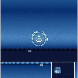 Op de afbeelding: Een blauwe denim stoffen achtergrond met een witte ankergrafiek en de tekst "Nautical Spirit 1978 Home is where the anchor drops". Er zijn ook verschillende kleinere afbeeldingen van een smiley, een bliksem, een kers, een diamant, een zonnebril en een avocado.