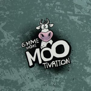 Op de afbeelding: Een cartoon koe-illustratie met een roze neus en de woorden "Gimme More Moo-tivation" in wit en zwart. Het ontwerp is geplaatst tegen een getextureerde, grijze achtergrond met spetters.