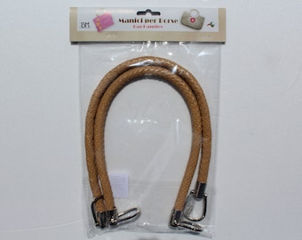 Peut inclure: Deux poignées en cuir tressé beige avec des fermoirs en métal argenté. Les poignées sont emballées dans un sac en plastique transparent avec une étiquette qui indique "Manici per Borse" et "For Handles".