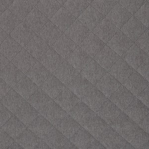 Può includere: Primo piano di un tessuto grigio con un motivo a rombi. Il tessuto ha una texture sottile e un colore grigio leggermente più scuro.