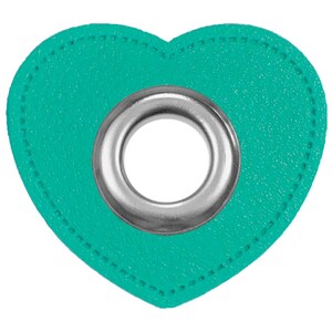 Könnte beinhalten: Ein türkisfarbener, herzförmiger Lederfleck mit einer silbernen Metallöse in der Mitte.
