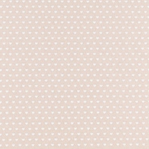 Puede incluir: Un patrón sin costuras de pequeños corazones blancos sobre un fondo beige claro.