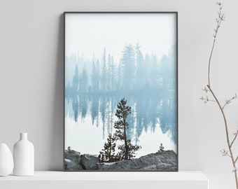 See Wand Kunst, Nebligen Wald Landschaft Kunstdruck Digital Download, blau grau Natur Fotografie Drucke, skandinavisches Dekor druckbares Poster