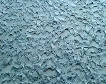 Camiseta moderna con aspecto desgastado.