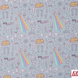 Puede incluir: Una tela azul claro con un patr&oacute;n repetido de extraterrestres, OVNIs y otras ilustraciones con tem&aacute;tica espacial. El patr&oacute;n incluye el texto "Hey Alien" y "Stay Hype".