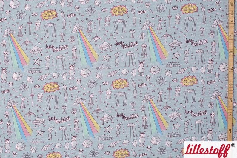 Puede incluir: Una tela azul claro con un patr&oacute;n repetido de extraterrestres, OVNIs y otras ilustraciones con tem&aacute;tica espacial. El patr&oacute;n incluye el texto "Hey Alien" y "Stay Hype".