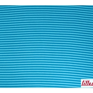 Könnte beinhalten: Ein türkisblauer Stoff mit dünnen weißen Streifen. Der Stoff wird mit einem Maßband gezeigt, das anzeigt, dass der Stoff 76 cm breit ist.