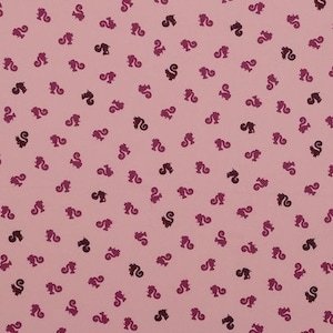 Könnte beinhalten: Ein rosa Hintergrund ist mit einem sich wiederholenden Muster aus kleinen Eichhörnchen-Silhouetten in Dunkelviolett- und Magentatönen bedeckt. Die Eichhörnchen sind verstreut.