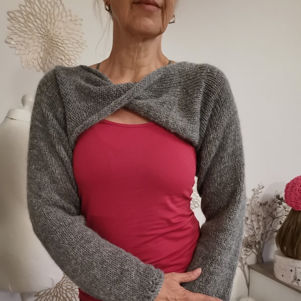 Pull portefeuille gris / chemise portefeuille avec mohair / écharpe à manches / haussement d’épaules tricoté pour femmes / boléro à manches longues / pull portefeuille court