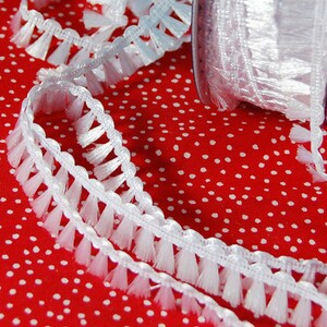 1 m ribbon of pompons in white image 2