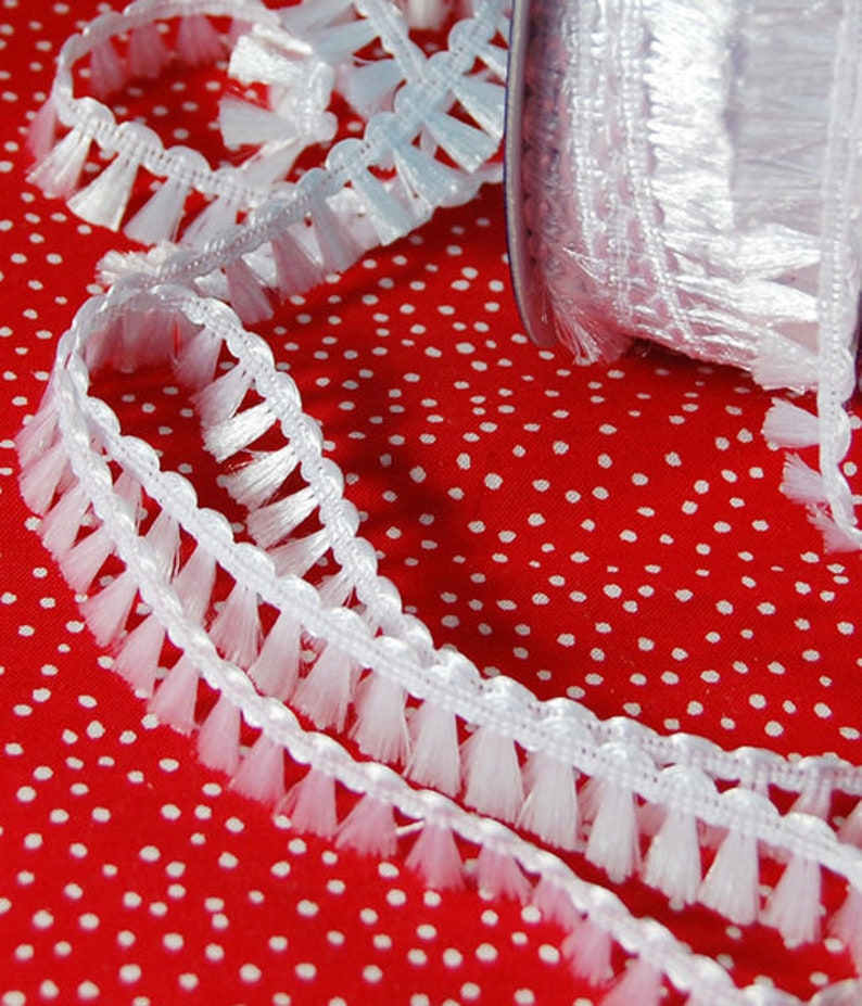 1 m ribbon of pompons in white image 2