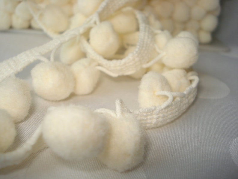 1 m pompons en crème 1,2 cm image 2