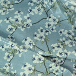 0,25 x 0,7 m Nappe sur Cotton AMALIE fleur de cerisier oilcloth dusty blue image 3