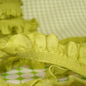 2 m x 18 mm ribbon plissé, frill in green image 2