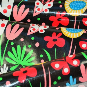 0.25 m OILCLOTH FLIRTY FLOWERS black/multicolor image 2