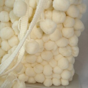 1 m pompons en crème 1,2 cm image 3