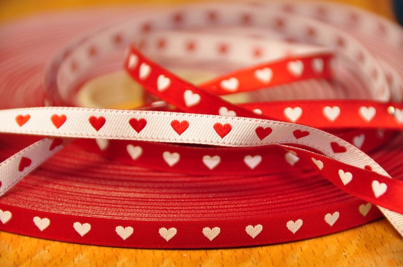 2 m ribbon of HEARTS in red/white image 3