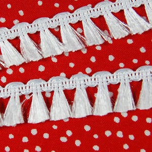 1 m ribbon of pompons in white image 1