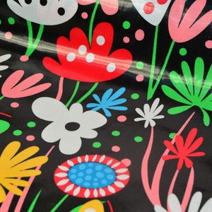 0.25 m OILCLOTH FLIRTY FLOWERS noir/multicolor image 3