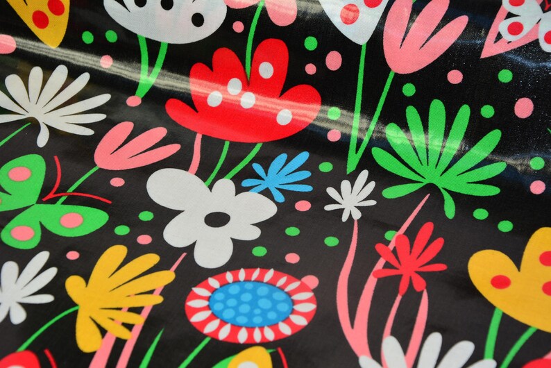 0.25 m OILCLOTH FLIRTY FLOWERS noir/multicolor image 3