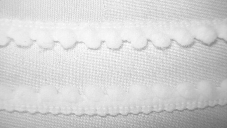 2 m x 10 mm MINI-POMPONS white col. 001 image 2