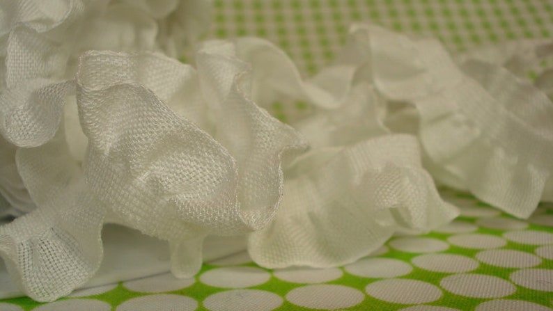 2 m ribbon plissé, frill in white image 3