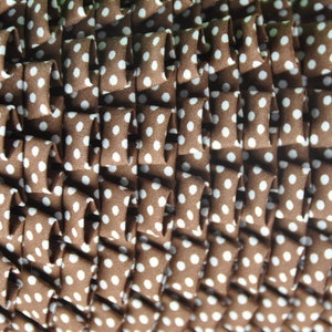 1 m ribbon plissé in BROWN with white dots image 2