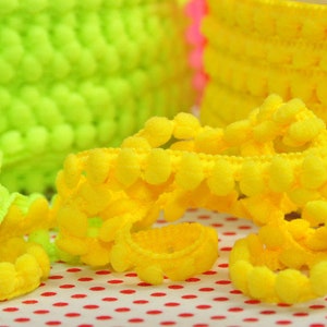 2 m MINI-POMPONSRIBBON NEONYELLOW image 1