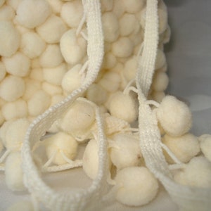 1 m pompons en crème 1,2 cm image 1