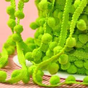 2 m MIDI-POMPONS in strong green image 1