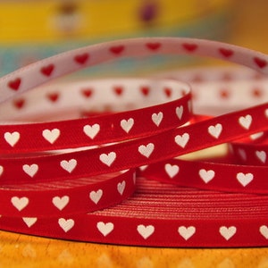 2 m ribbon of HEARTS in red/white image 1