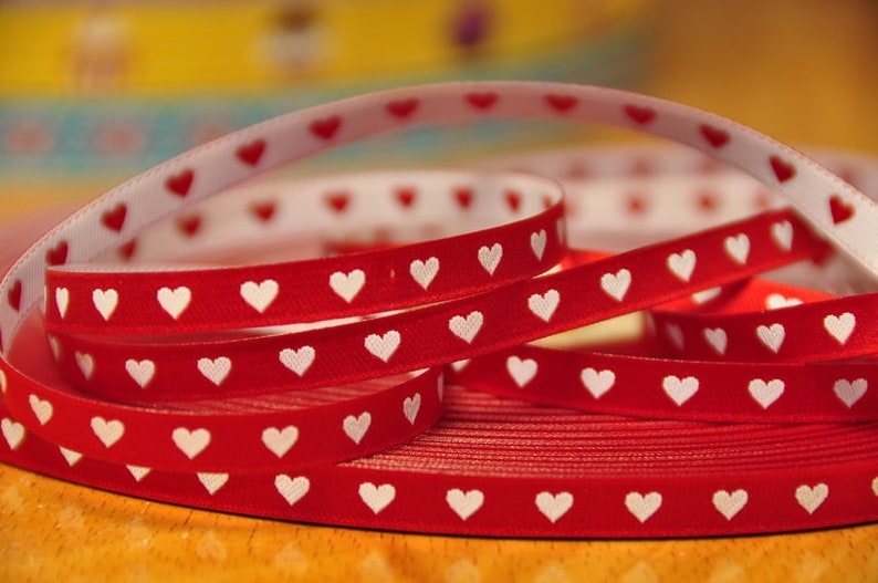 2 m ribbon of HEARTS in red/white image 1