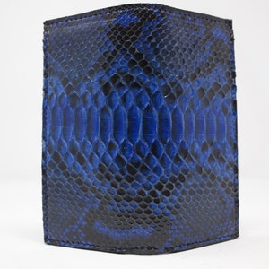 Cartera larga con estampado de serpiente azul glaseado