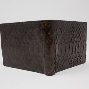Cartera con serpiente esmaltada en marrón oscuro