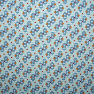 Könnte beinhalten: Ein sich wiederholendes Muster aus blauen, orangefarbenen und roten geometrischen Formen auf weißem Hintergrund. Das Muster besteht aus überlappenden Kreisen und Halbkreisen.