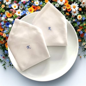 Personalisierte Serviette 40 cm oder 50 cm - 100 % Baumwolle weiß mit Name oder Monogramm bestickt- Atlaskante-ideal für festliche Anlässe