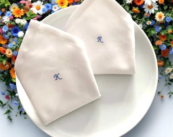 Personalisierte Serviette 40 cm oder 50 cm - 100 % Baumwolle weiß mit Name oder Monogramm bestickt- Atlaskante-ideal für festliche Anlässe