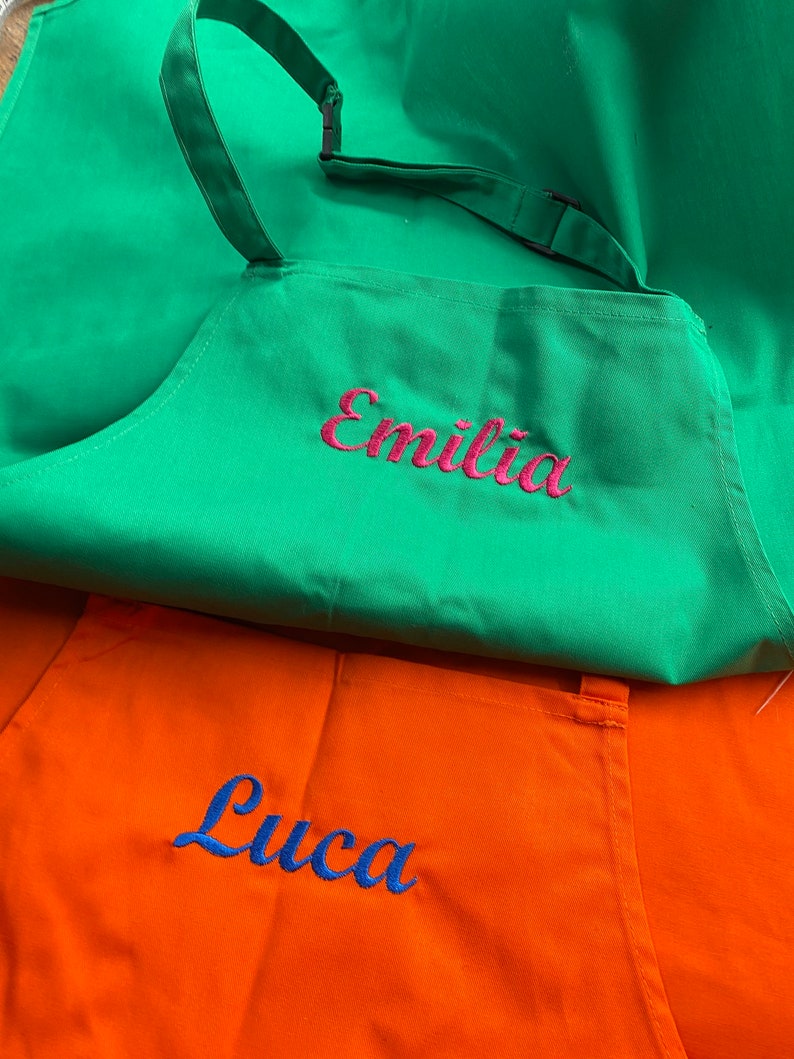 Children's apron embroidered with name image 3