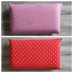 Federa per cuscino da viaggio con piccole stelle su giallo, rosa o rosso, elastica