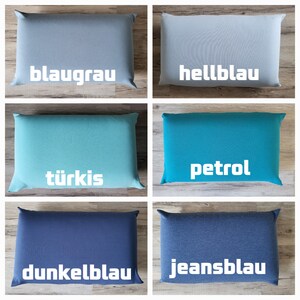 Könnte beinhalten: Sechs rechteckige Kissen in verschiedenen Blautönen, darunter blaugrau, hellblau, türkis, petrol, dunkelblau und jeansblau. Jedes Kissen zeigt den jeweiligen Farbnamen in weißer Schrift in der Mitte des Stoffes aufgedruckt.