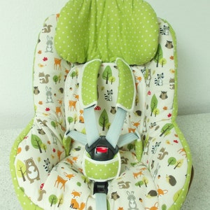 Puede incluir: Una funda para asiento de coche verde y blanca con estampado de animales del bosque. La funda presenta una variedad de animales, incluidos zorros, ardillas, ciervos y mapaches. La funda está hecha de una tela suave y cómoda y está diseñada para proteger tu asiento de coche de la suciedad y los derrames.