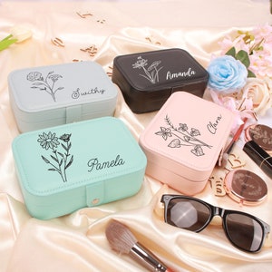 Portagioie da viaggio personalizzato, portagioie con nome personalizzato per damigella d'onore, portagioie con fiori di nascita, regalo di compleanno per donna, accessori da viaggio