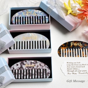Op de afbeelding: Ovale haar kammen met gepersonaliseerde namen in goud: Lisa, Amelia en Annie. Een vierde kam, met de naam "Paris", heeft een schildpadpatroon. De kammen worden gepresenteerd in geschenkdozen met linten.
